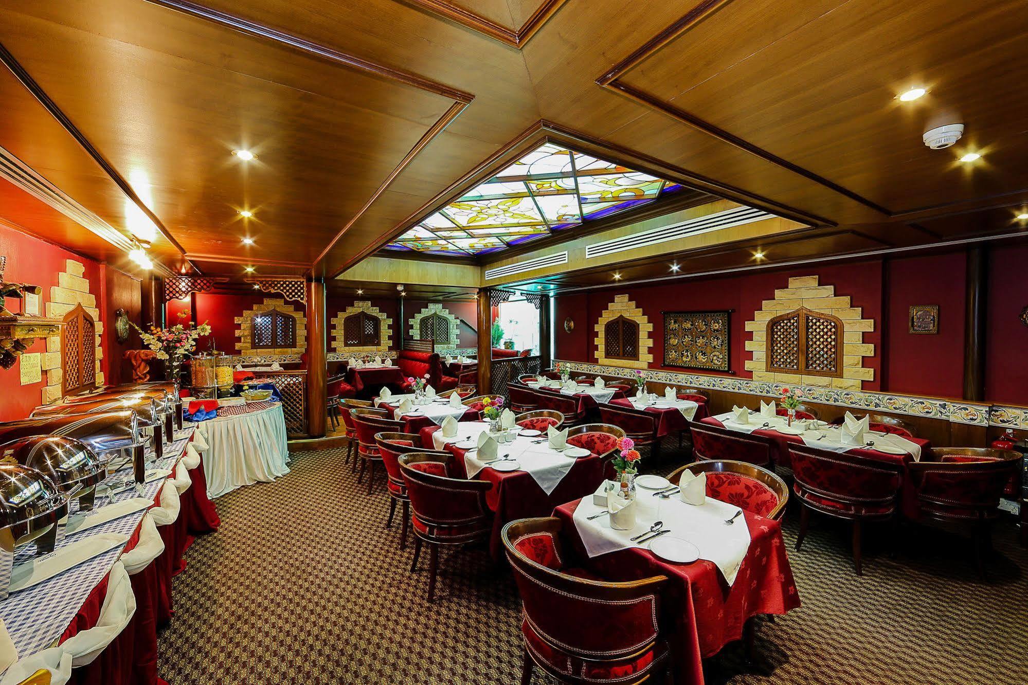 Jonrad Hotel Дубай Екстериор снимка